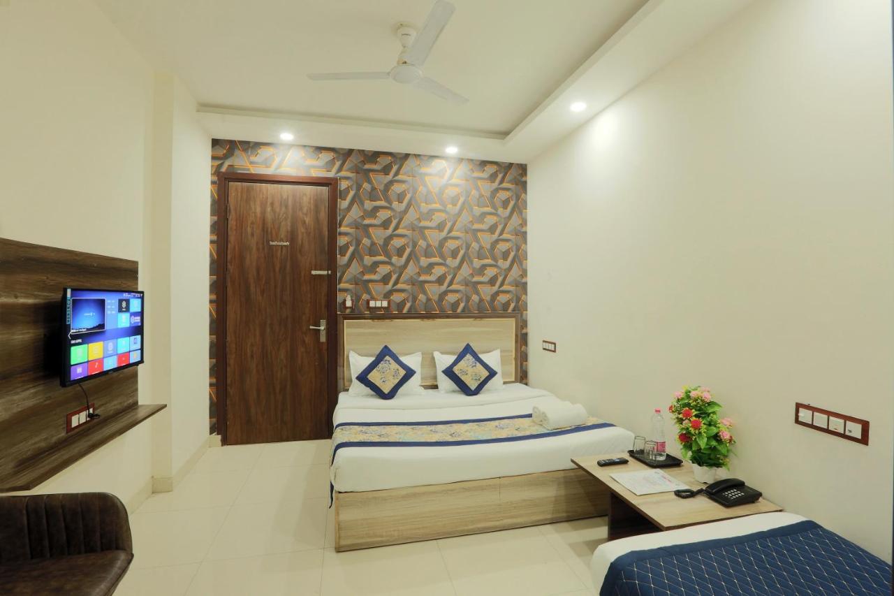 Red Velvet Suites At Delhi Airport *
